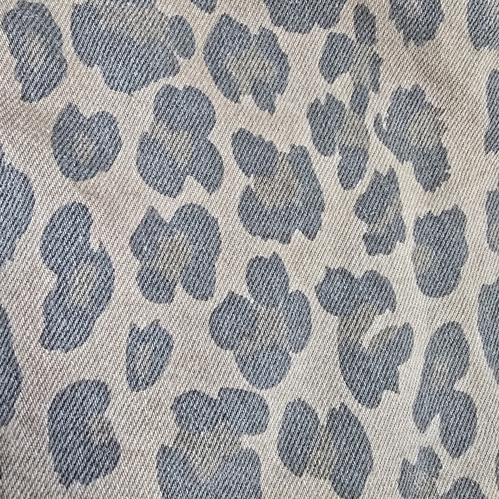 BLANK NYC | 100% COTTON FADED LEOPARD LIGHTLY DISTRESSED DENIM MINI SKIRT - Picture 13 of 16